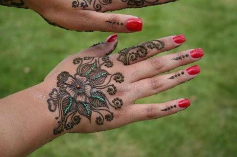 Stylish And Easy Eid Mehndi Designs 2012 for Girls and Women 2
