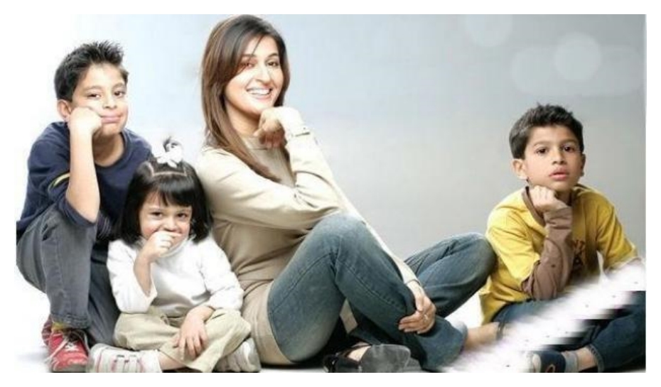 Shaista Lodhi with Kids Family