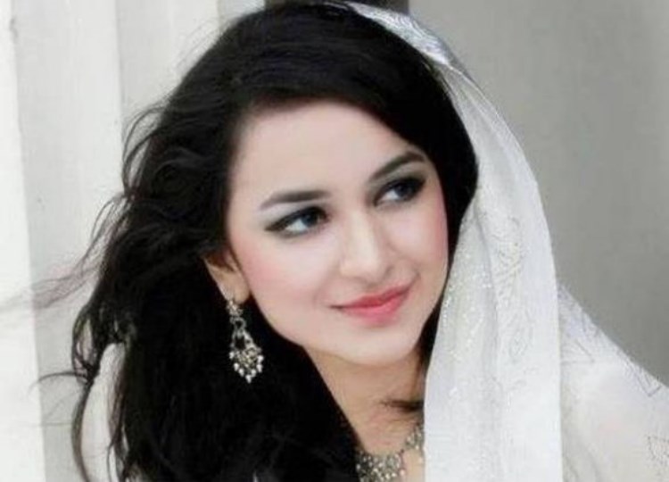 Yumna Zaidi smiling pictures